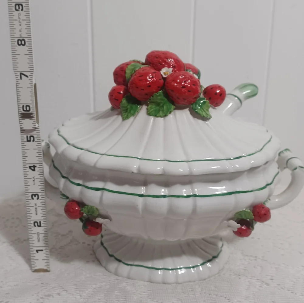Italian Strawberry Tureen - Picture 3 of 13